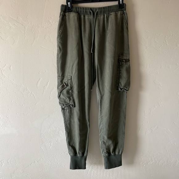 Young fabulous & broke - Picture 2 of 7